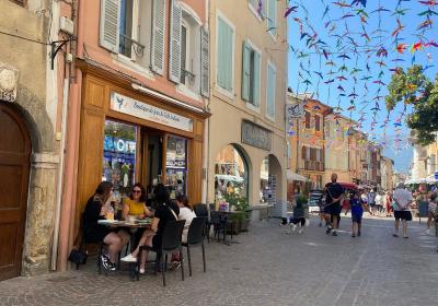 quelle-jolie-devanture.jpg - Vue exterieure - Le Colibri Ludique EMBRUN