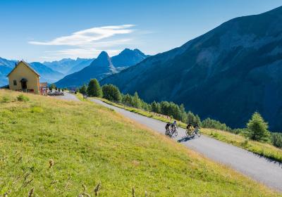 Les 3 col - Col d'Allos, col des Champs, col de la Cayolle_Barcelonnette - Cyclistes sur le col d'Allos