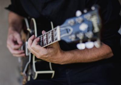 Les Jeudis de Montclar - Concerts gratuits en plein air - Guitariste