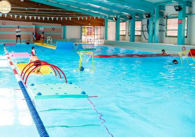 La Piscine du Sauze se fait ludique - Bassin de la piscine du Sauze aménagé avec des ateliers ludiques