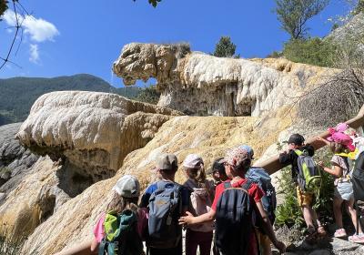 Les petits explorateurs à la Fontaine Pétrifiante_Réotier - Les petits explorateurs à la Fontaine Pétrifiante_Réotier