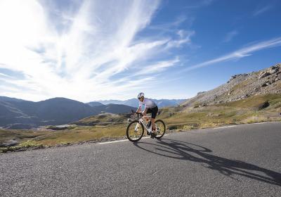 Race Across France 2025 - Cycliste sur le col de la Bonette