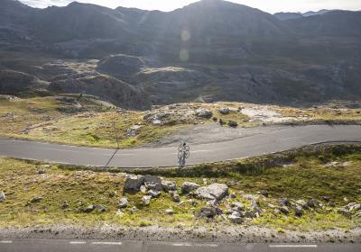La Trans 04 - Tour des Alpes-de-Haute-Provence cyclotouriste - Cycliste dans le col de la Bonette