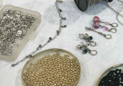 Atelier créatif "création de bijoux" au Café des Arts_Montclar - Atelier créatif "création de bijoux"