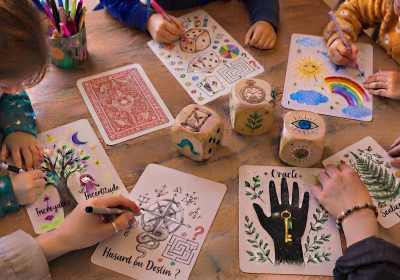 Atelier créatif inspiré de l'œuvre Carte à jouer de Flore Saunois_Jausiers