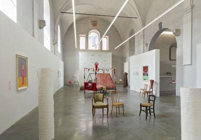 Vue de l’exposition Le peuple des pyjamas au pays des coquillettes, Centre d’art contemporain Les Capucins, Ville d’Embrun, 2025. - Vue de l’exposition Le peuple des pyjamas au pays des coquillettes, Centre d’art contemporain Les Capucins, Ville d’Embrun, 2025.