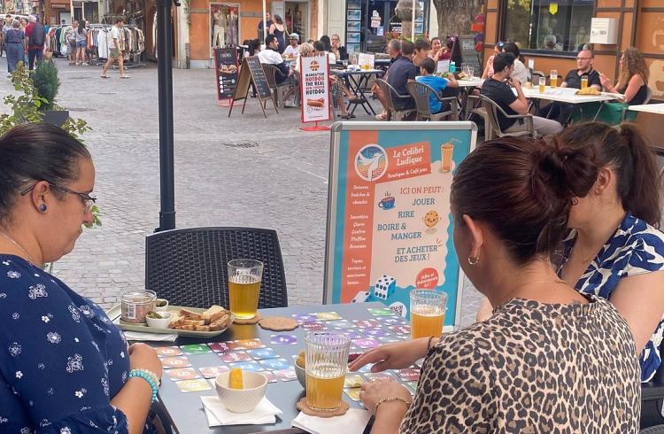 une-terrasse-pour-de.jpg - Terrasse - Le Colibri Ludique EMBRUN