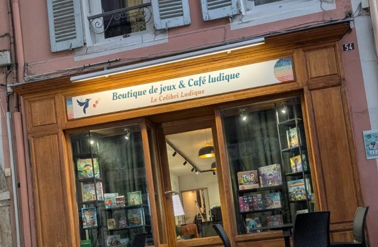 Vitrine - Le Colibri Ludique EMBRUN - Vitrine - Le Colibri Ludique EMBRUN