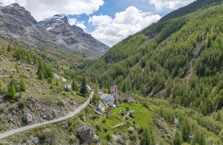 Les 3 cols - Col de la Cayolle, col des Champs, col d'Allos - Route du col de la Cayolle dans le vallon du Bachelard