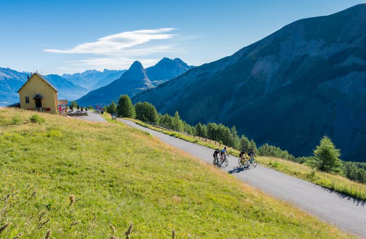 Les 3 col - Col d'Allos, col des Champs, col de la Cayolle_Barcelonnette - Cyclistes sur le col d'Allos