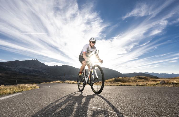 Cycliste sur le col de la Bonette - Cycliste sur le col de la Bonette