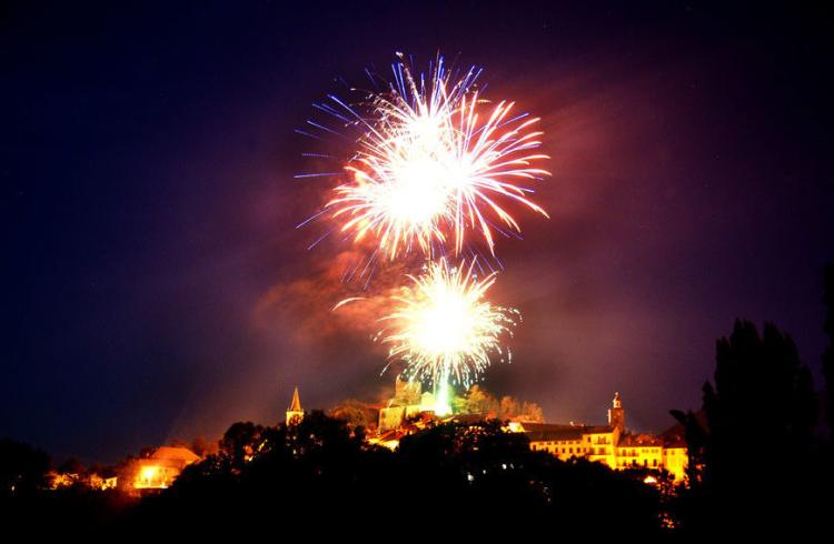Seyne les Alpes fête le 14 Juillet dans la rue - Feu d'artifice