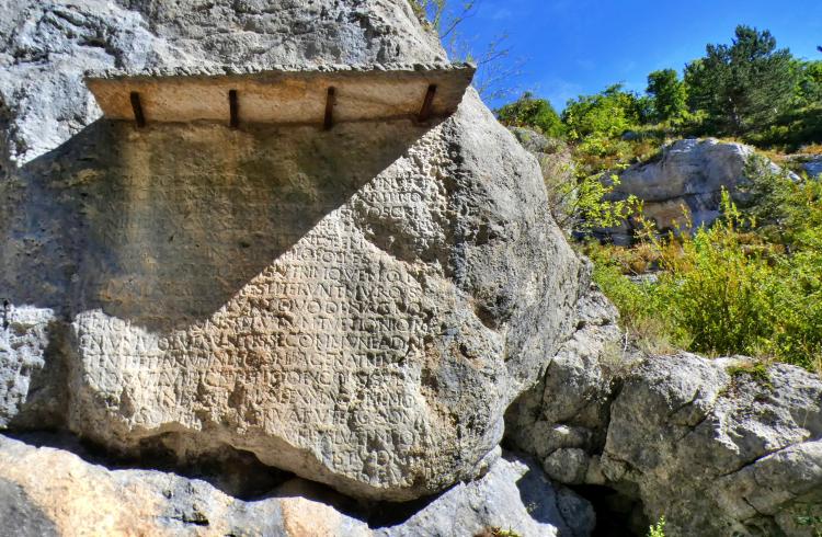 Géotours : de Sisteron à Saint-Geniez (La Route du Temps)_Sisteron - Pierre écrite