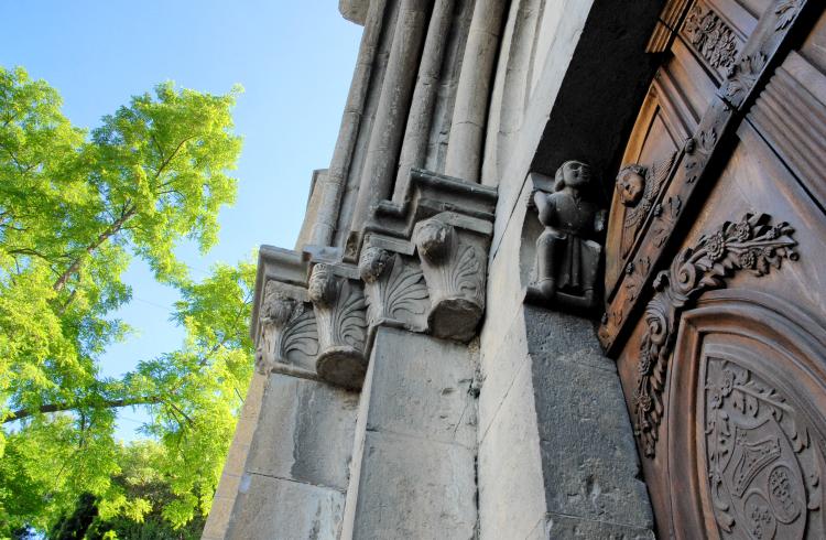 Journées du Patrimoine de Pays & des Moulins - Eglise ND de Nazareth à Seyne, Porte d'entrée de l'église