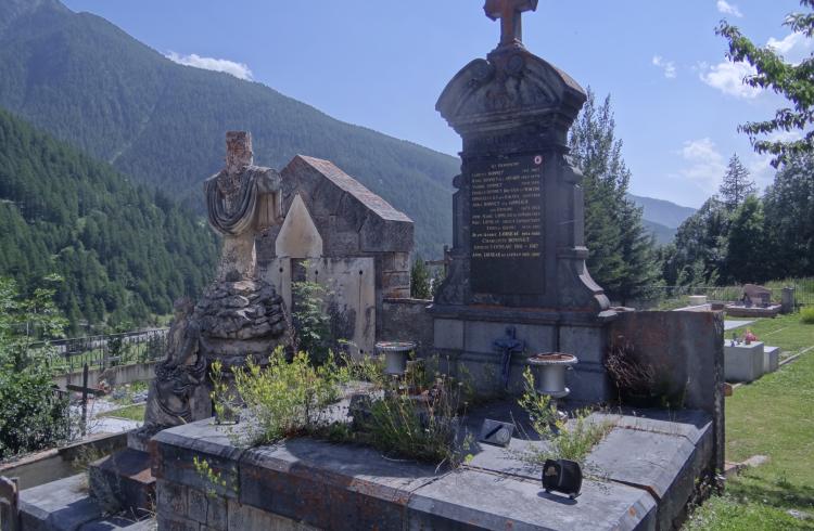 Cimetière Aiguilles - Mausolée