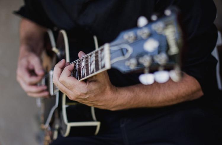 Les Jeudis de Montclar - Concerts gratuits en plein air - Guitariste