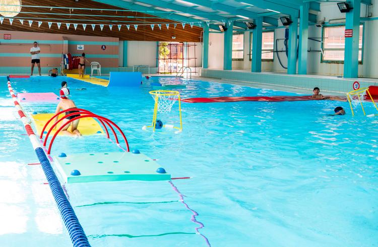 La Piscine du Sauze se fait ludique - Bassin de la piscine du Sauze aménagé avec des ateliers ludiques