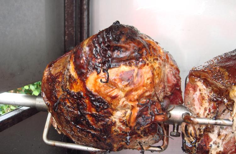 Jambon à la broche à Chabanon_Selonnet - Jambon à la broche