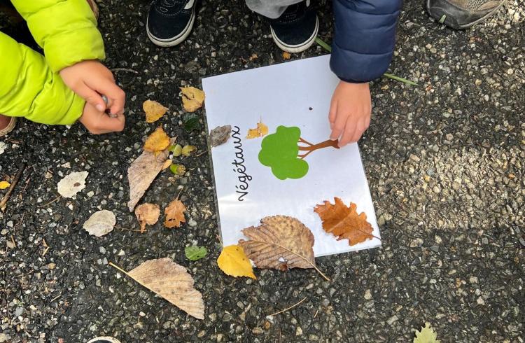 Les p'tits explorateurs à la Fontaine Pétrifiante_Réotier - Fontaine pétrifiante explorateurs