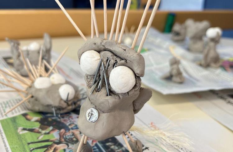 Les p'tits explorateurs à la Fontaine Pétrifiante_Réotier - Fontaine pétrifiante explorateurs