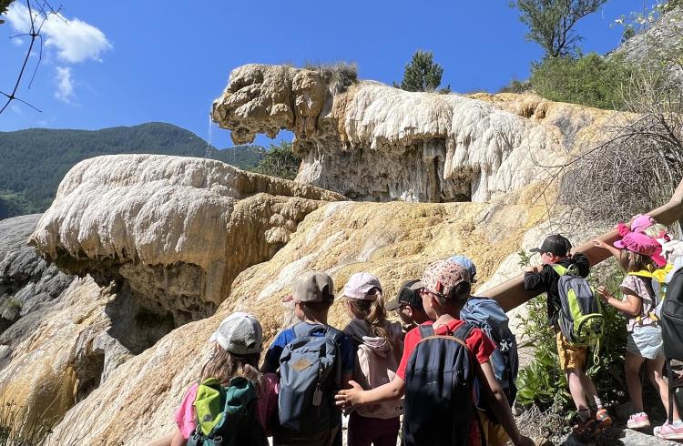 Les petits explorateurs à la Fontaine Pétrifiante_Réotier - Les petits explorateurs à la Fontaine Pétrifiante_Réotier