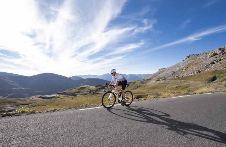 Race Across France 2025 - Cycliste sur le col de la Bonette