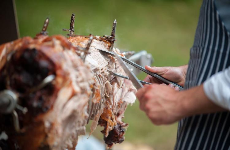 Cochon à la broche à Chabanon_Selonnet - Cochon à la broche