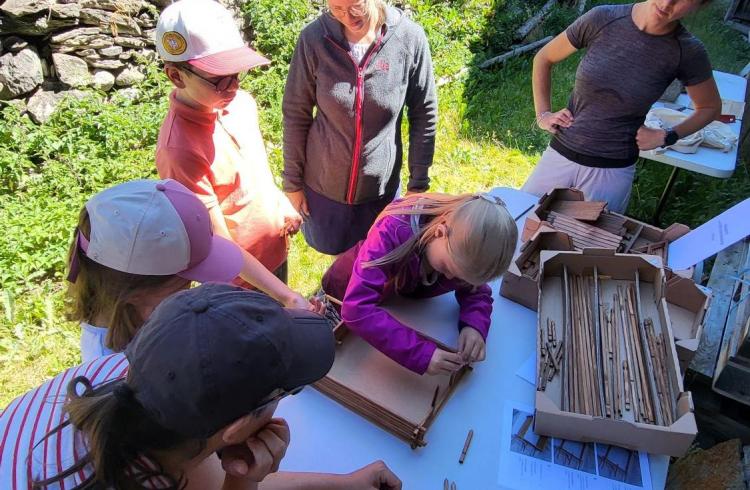 Les p'tits explorateurs et les esprits domestiques_Molines-en-Queyras - Maisons traditionnelles Molines en Queyras