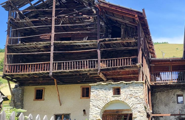 Les petits explorateurs et les maisons fustes_Molines-en-Queyras