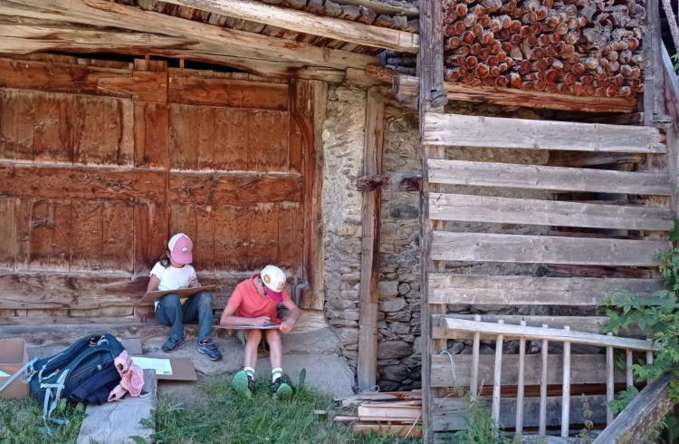 Les petits explorateurs et les maisons fustes_Molines-en-Queyras