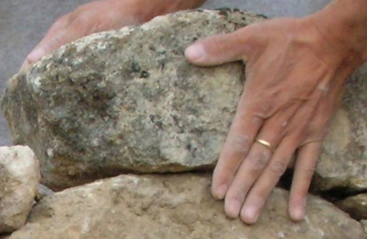 Atelier et conférence sur la reconstruction des murs en pierres sèches - Barcelonnette - Construction d'un mur en pierres sèches