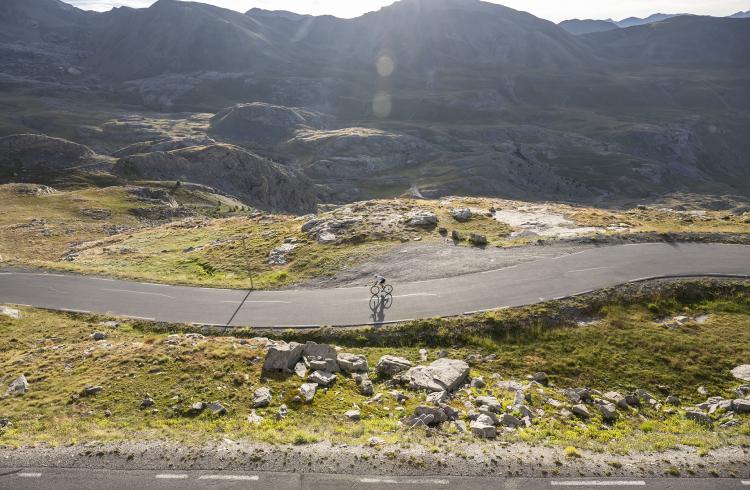 La Trans 04 - Tour des Alpes-de-Haute-Provence cyclotouriste - Cycliste dans le col de la Bonette