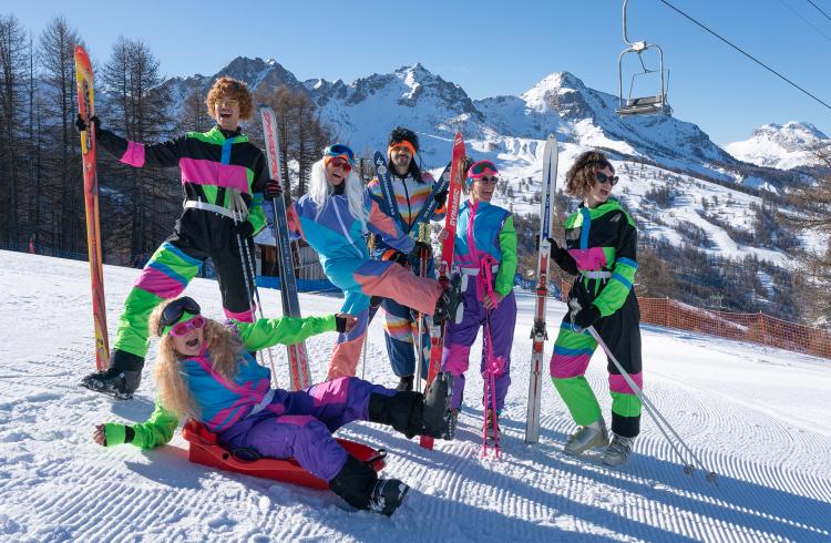 Concours de déguisements vintage - Le Sauze - Skieurs en combinaisons vintage