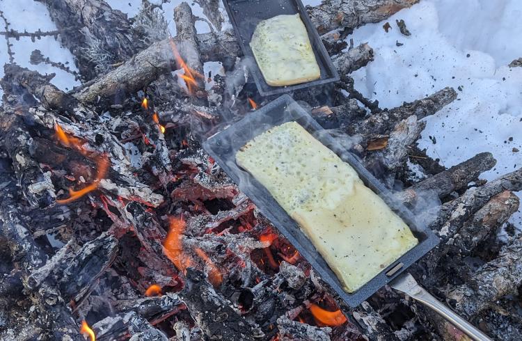 Balade raquettes et raclette - Le Sauze - Raclette au feu de bois