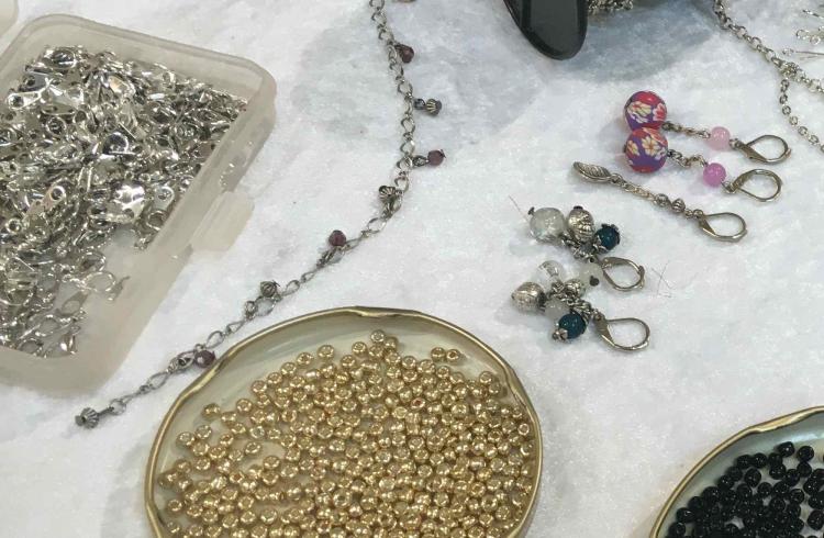 Atelier créatif "création de bijoux" au Café des Arts_Montclar - Atelier créatif "création de bijoux"