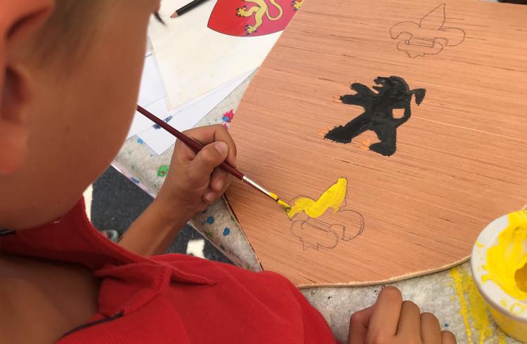 Atelier 6 - 12 ans : A vos boucliers chevaliers_Château-Ville-Vieille - Atelier 6 - 12 ans : A vos boucliers chevaliers_Château-Ville-Vieille