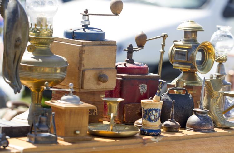 Vide grenier dans la rue basse_Seyne - Vide grenier