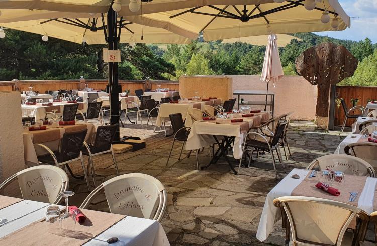 Hôtel Le Domaine de l'Adoux*** - La terrasse en été