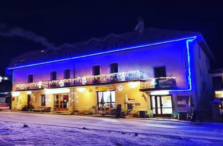 Hôtel-Restaurant Chez Le Poète**_Selonnet - Hôtel-Restaurant Chez Le Poète de nuit