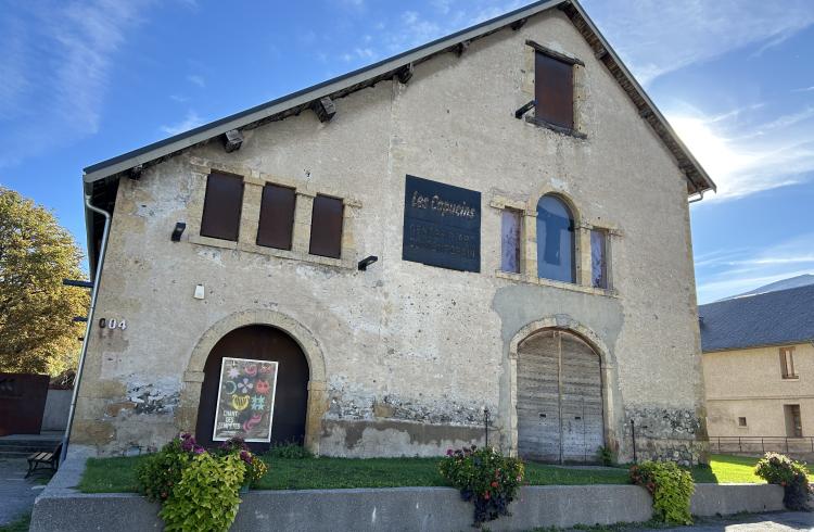 Façade du Centre d’art contemporain Les Capucins, Ville d’Embrun, 2025 - Façade du Centre d’art contemporain Les Capucins, Ville d’Embrun, 2025