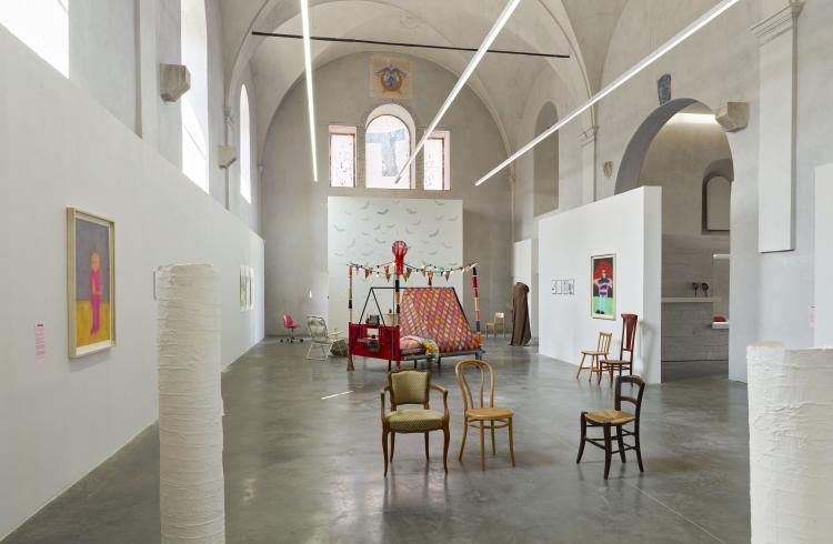 Vue de l’exposition Le peuple des pyjamas au pays des coquillettes, Centre d’art contemporain Les Capucins, Ville d’Embrun, 2025. - Vue de l’exposition Le peuple des pyjamas au pays des coquillettes, Centre d’art contemporain Les Capucins, Ville d’Embrun, 2025.