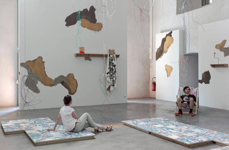 Vue de l'exposition Dévaler la montagne, virevolter dans les herbes, de Charlie Jeffery, David de Tscharner et Céline Vaché-Olivieri, 2016. Centre d'art contemporain Les Capucins, Embrun. ©Eric Tabuchi - Vue de l'exposition Dévaler la montagne, virevolter dans les herbes, de Charlie Jeffery, David de Tscharner et Céline Vaché-Olivieri, 2016. Centre d'art contemporain Les Capucins, Embrun. ©Eric Tabuchi