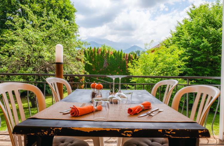Restaurant Le "Vieux Tilleul", La table - La terrasse en été
