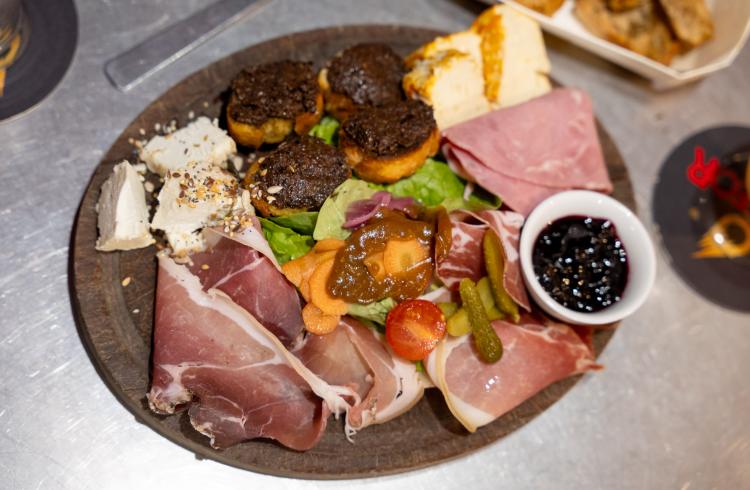 Bar Pub Restaurant Le Chalet - assiette de charcuterie